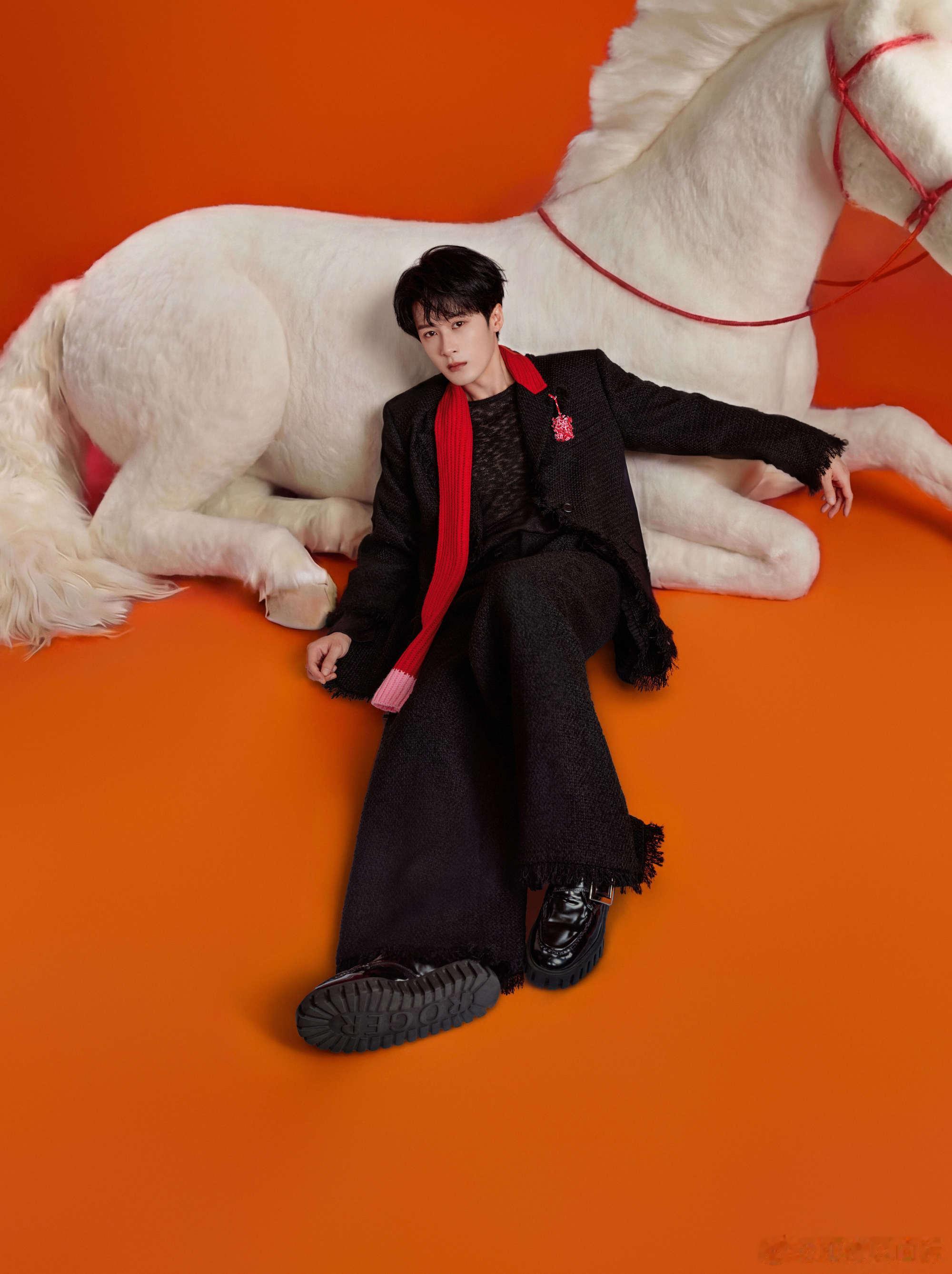 檀健次纯粹为辔静驭新岁檀健次同奔前方明朗 檀健次纯粹为辔，静驭新岁，同奔前方明朗