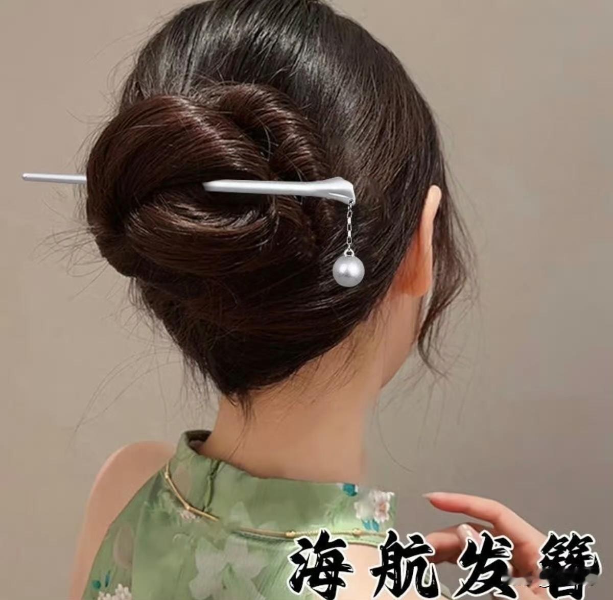 最近海航空姐统一戴长发簪的造型，在网上掀起了一场关于“美观”和“安全”的大讨论，