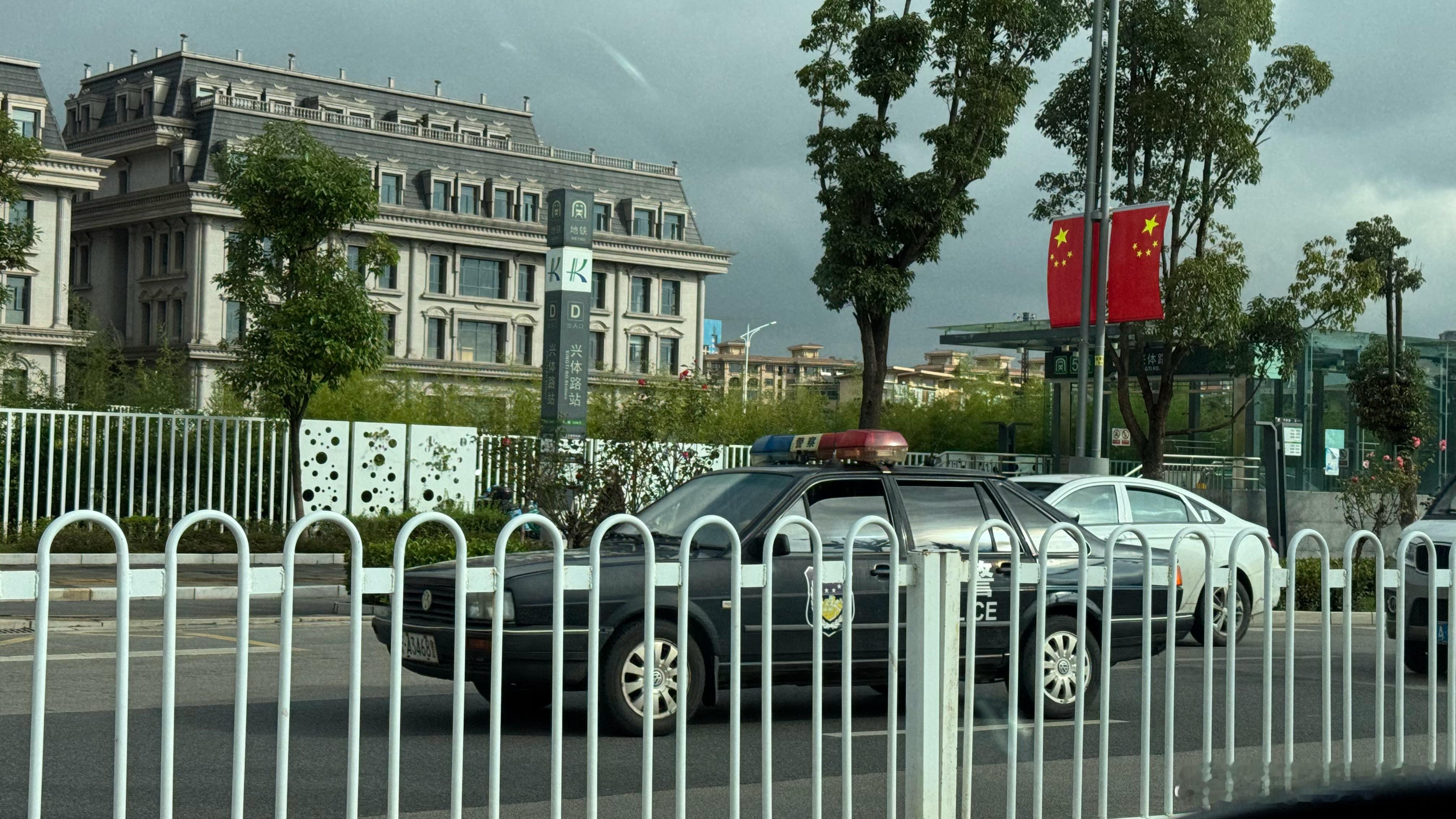 在昆明，竟然能遇到穿越时空的警车！ ​​​