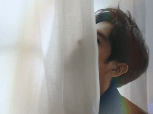 总算get到张若昀这句话的含金量！转脸露右脸的瞬间太会了，冷冽线条配松弛穿搭，漫