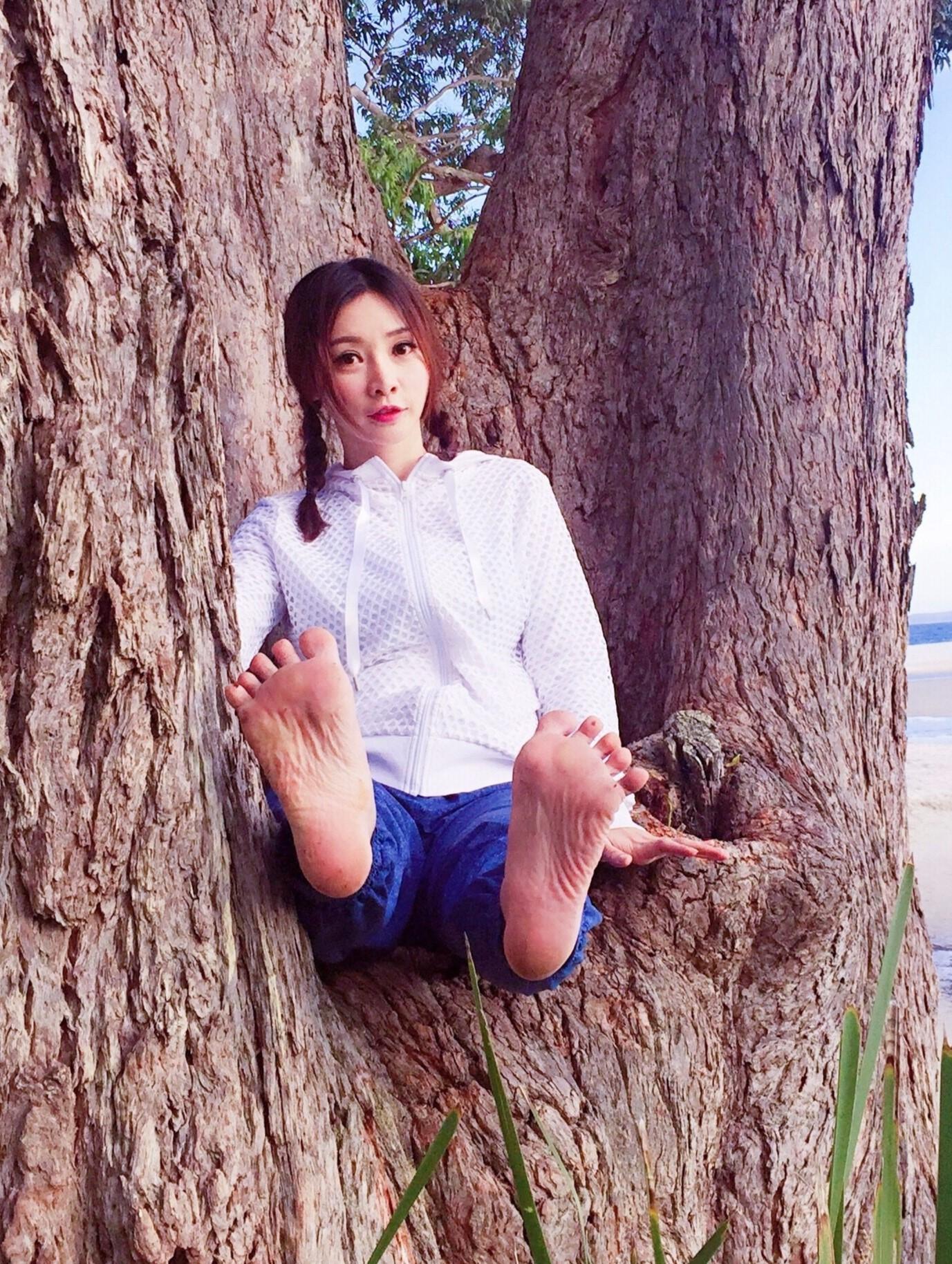 柳岩。大长腿美女
