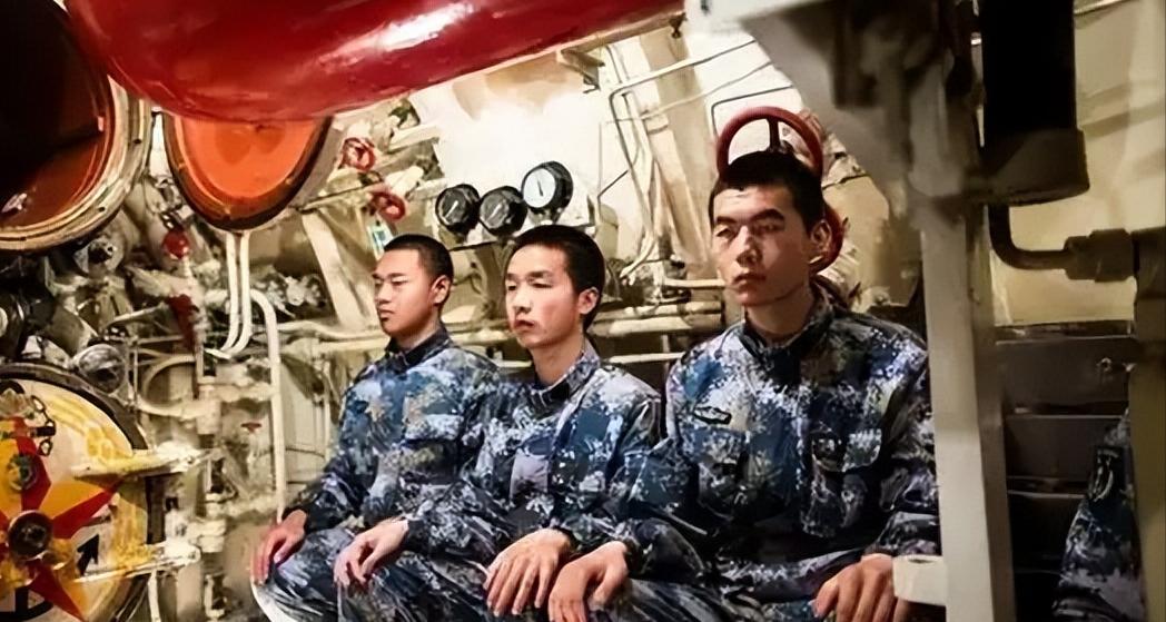 在潜艇里工作有多难熬？他们的工资可以来证明，因为潜艇兵的工资，是按小时计算的，很