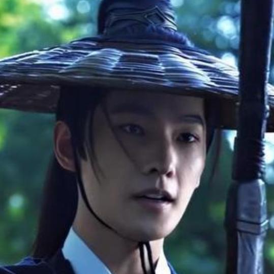 在正午阳光首部武侠剧《雨霖铃》中，杨洋饰演的展昭以硬核实景武打还原了武侠本色，重