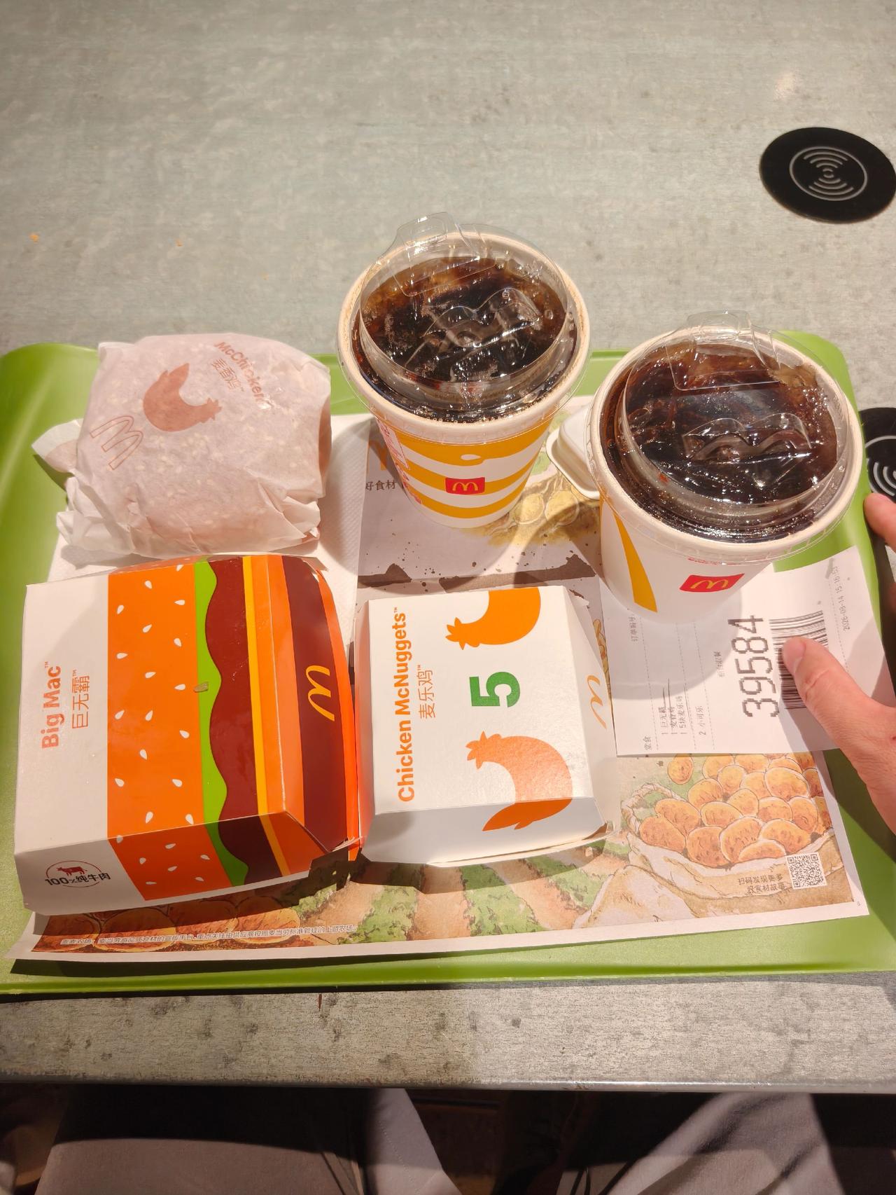 汉堡的正确吃法 高热量食物带来的快乐 一杯咖啡的快乐 热量炸弹带来的快乐 又是超