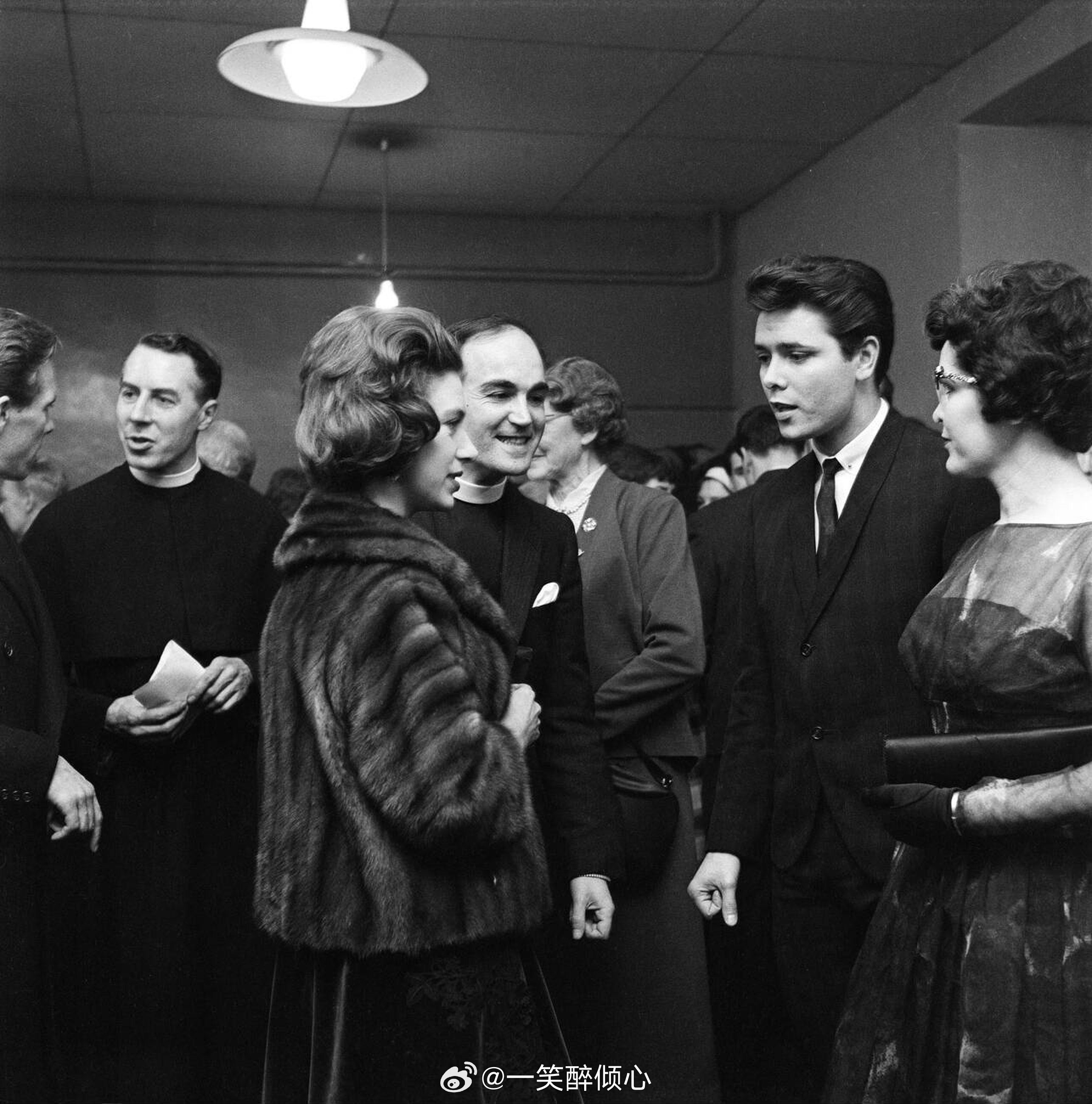 英国王室  1962年，斯诺登第一代伯爵夫妇在伦敦59号俱乐部访问伊顿校友会创立