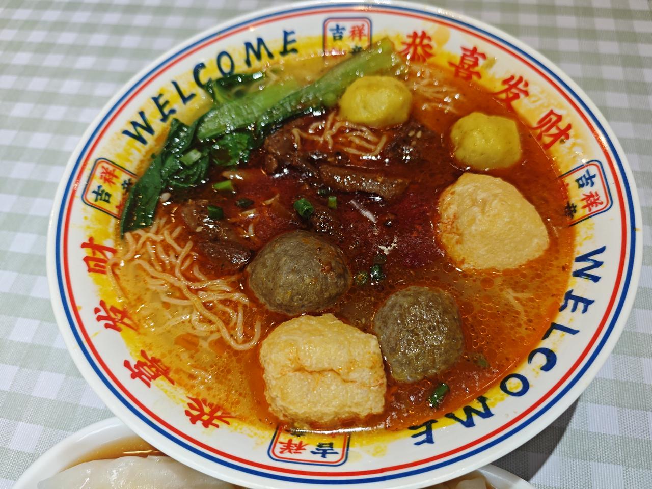 体验家门口的港式早茶

老婆在网上看到附近的吾悦广场里有一家港式茶餐厅，就决定中