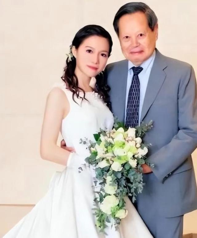 都以为翁帆只得了清华公寓的使用权，殊不知杨振宁留给她的，根本不是房子，而是一口“