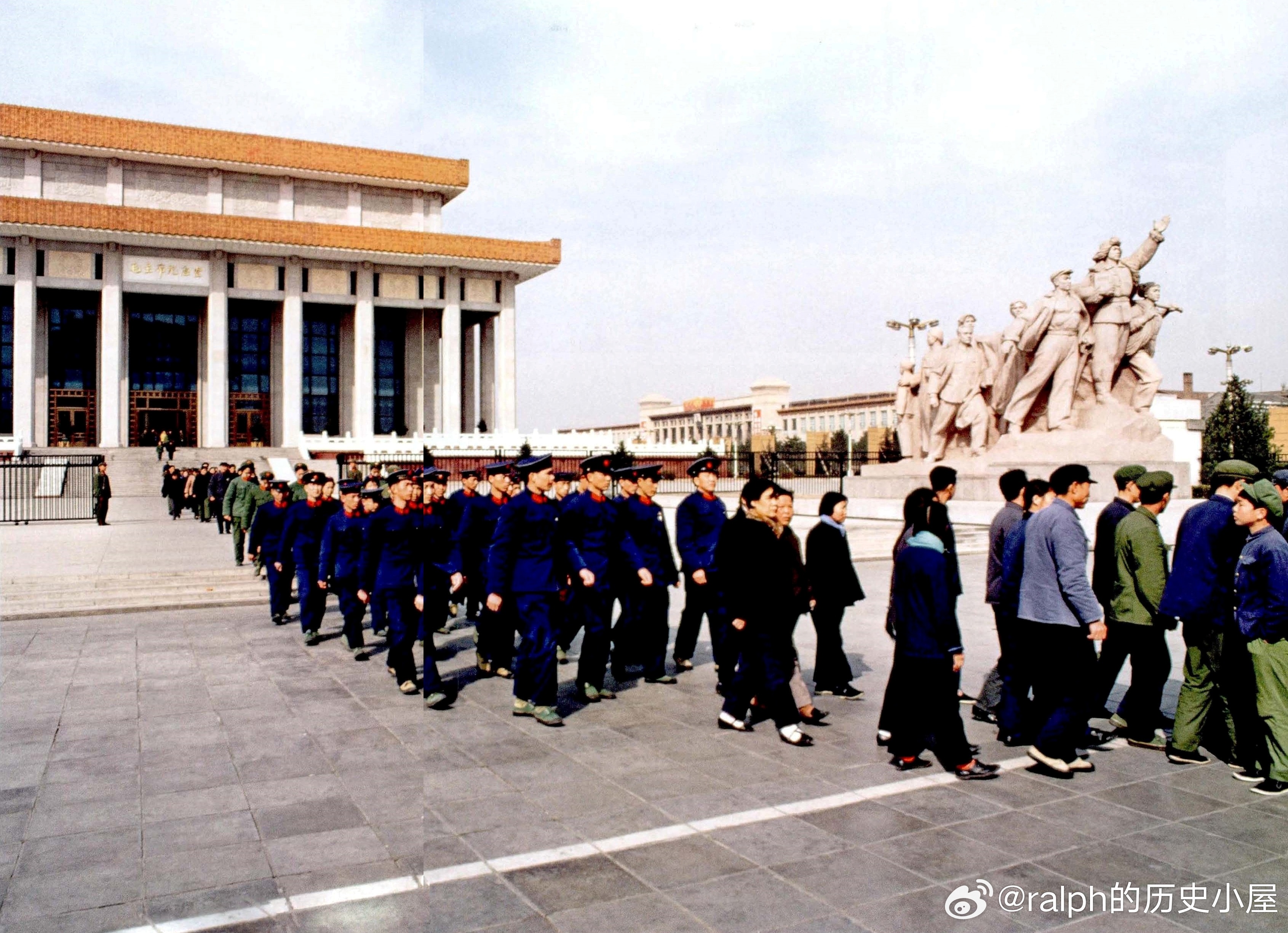 1980年群众和解放军在瞻仰毛主席遗容后, 由南门排队离开毛主席纪念堂，画面右侧