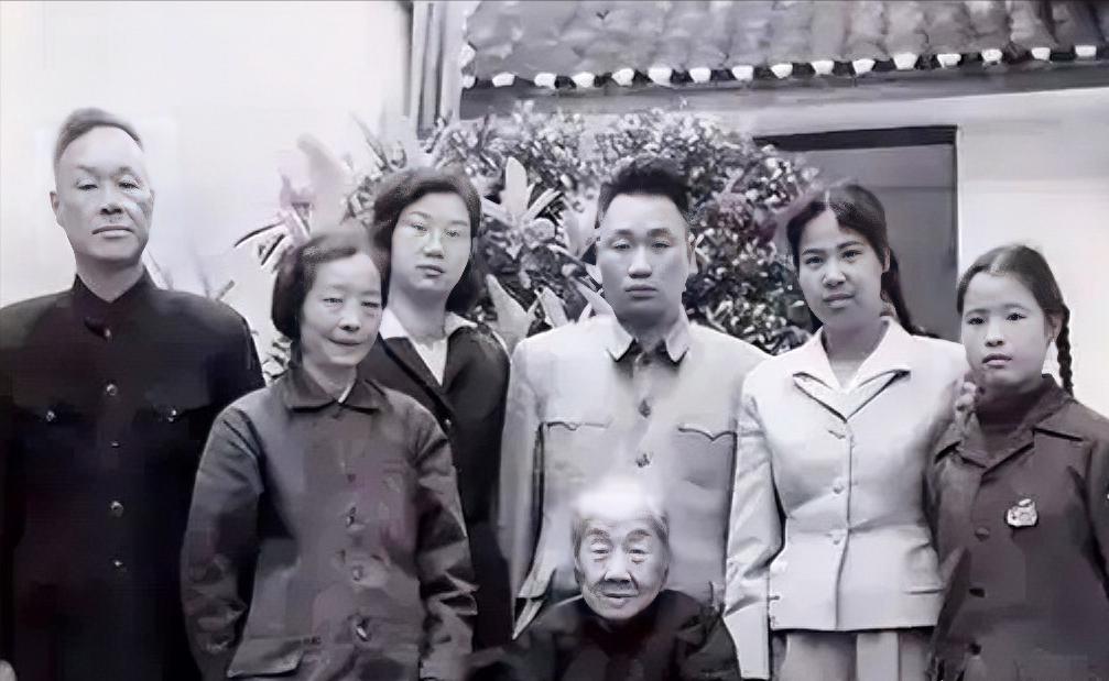 [微风]1949年7月，湖南平江解放后，有个乞丐模样的妇人，来到县委大院门口。她