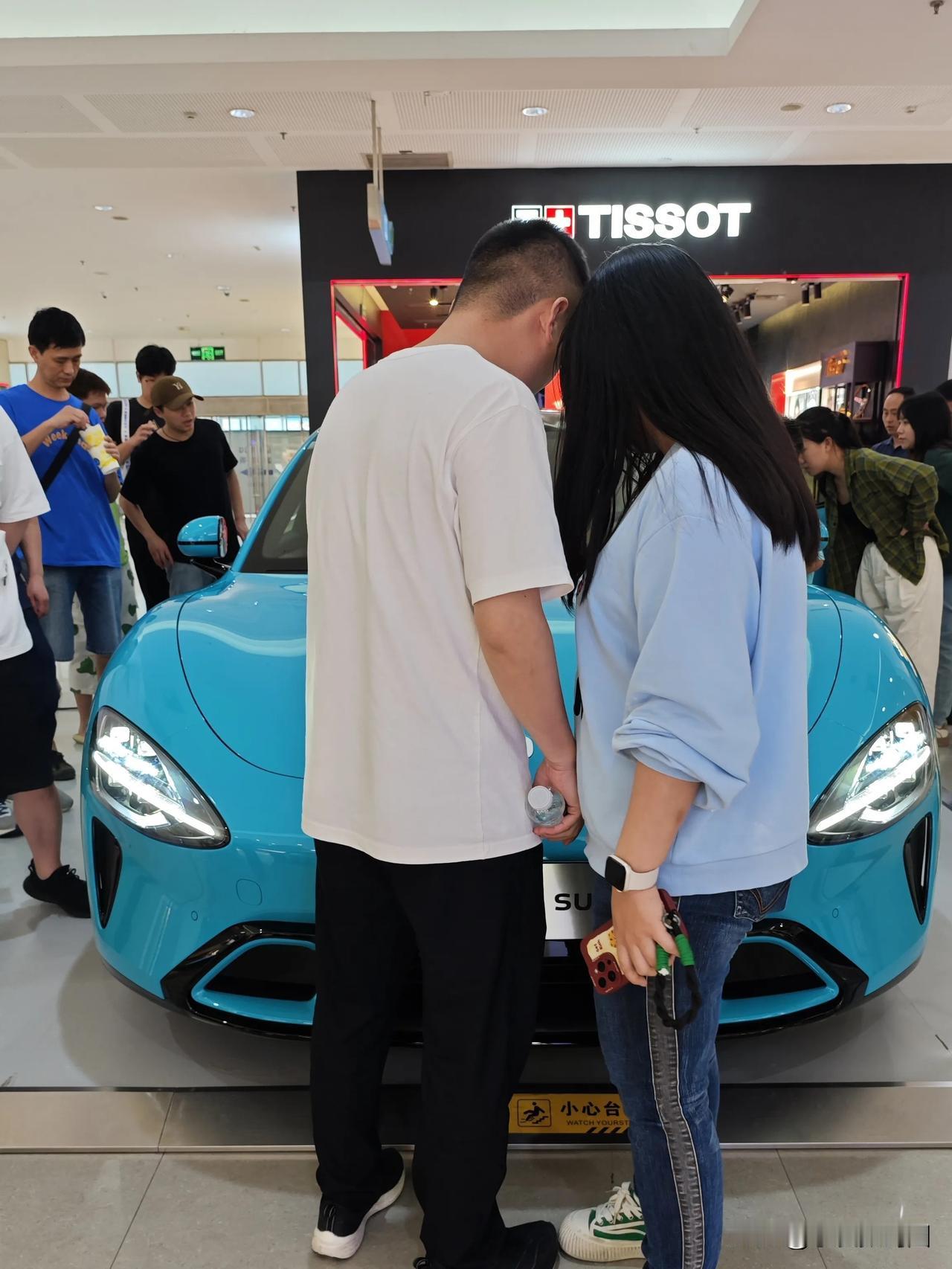 这什么车？围了这么多人？