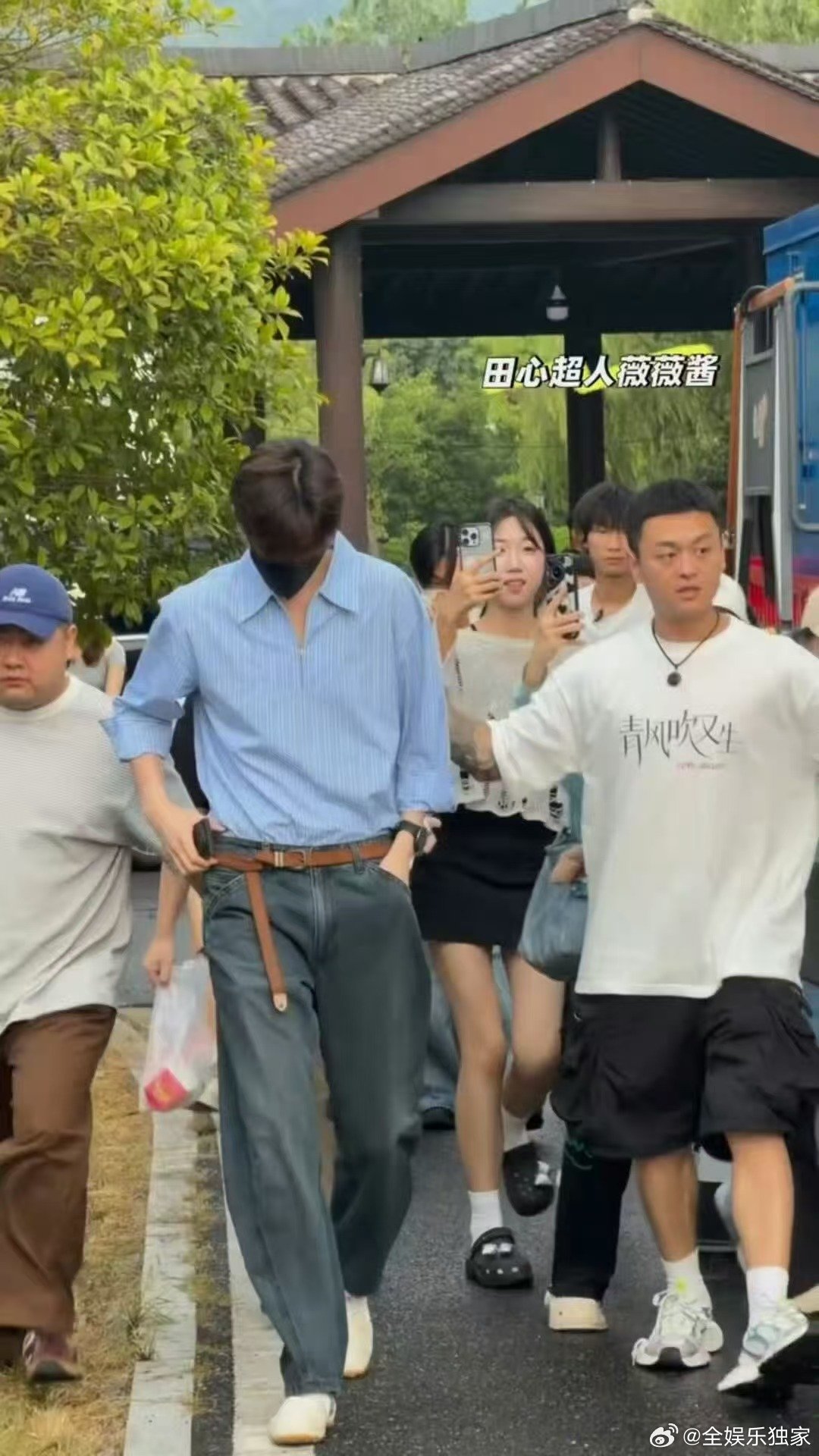 胡一天去田曦薇剧组探班胡一天回国第一件事探班田曦薇胡一天去田曦薇剧组探班了 