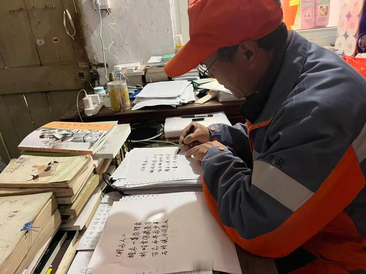 宁波环卫工人写诗17年满身尘土也有诗意 环卫工人李磊坚持写诗17年，创作三百多首