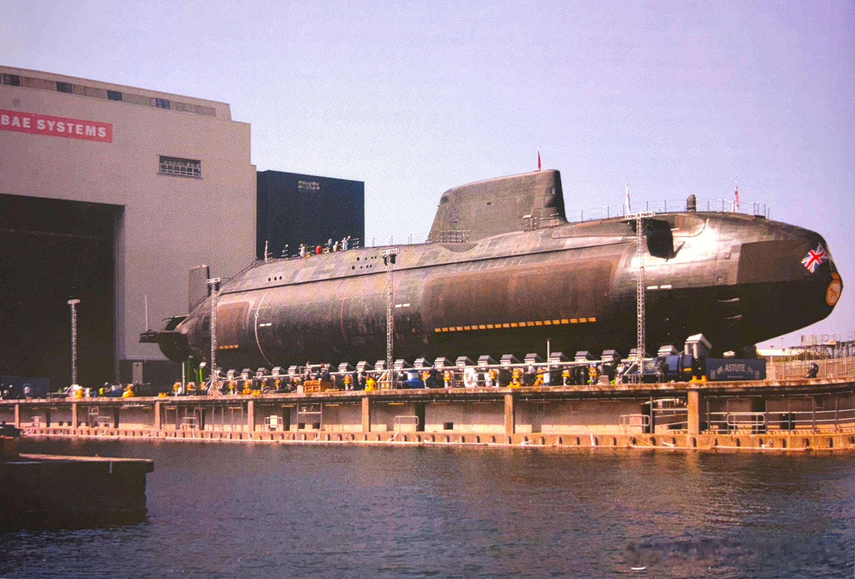 机敏号核潜艇在船台上，该艇2007年6月8日下水军事历史全触达