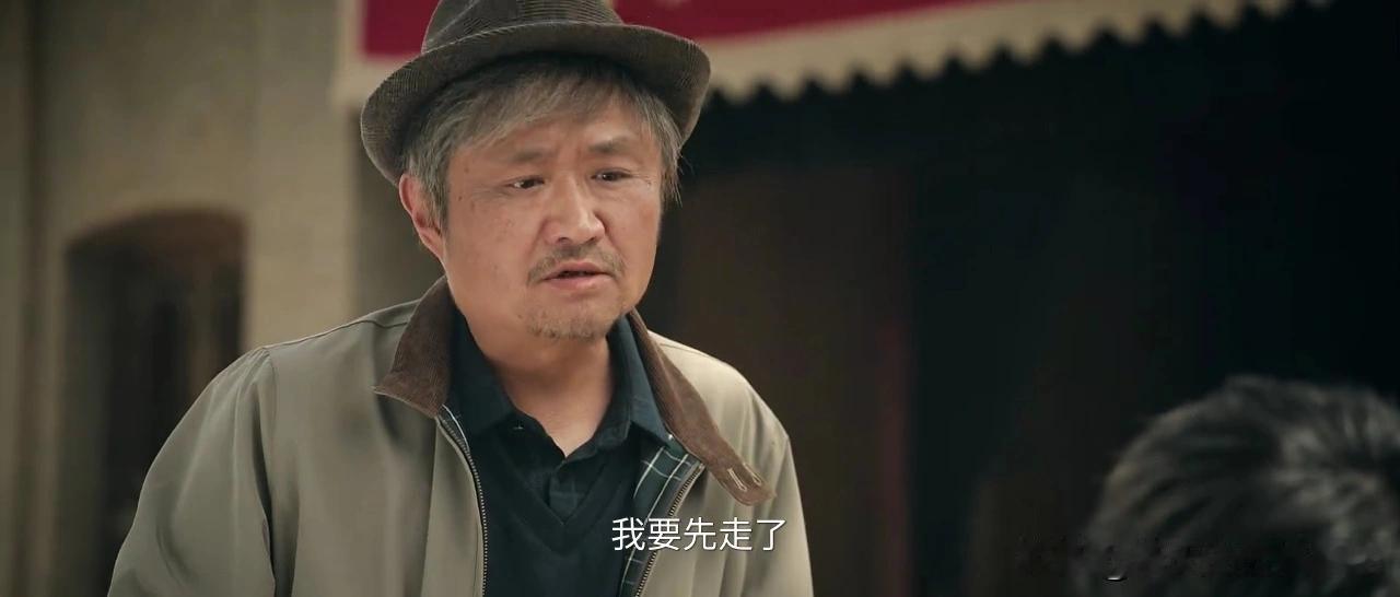 主角:在戏结束吃饭的空间里，花彩香跟胡三元抱边吃饭边怨何大锤敲了这么多年鼓了还没