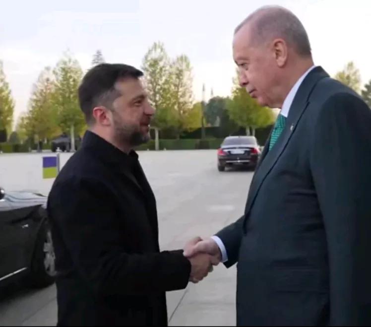 阿纳多卢通讯社报道，当地时间19日，乌克兰总统泽连斯基到访土耳其，并与土总统埃尔