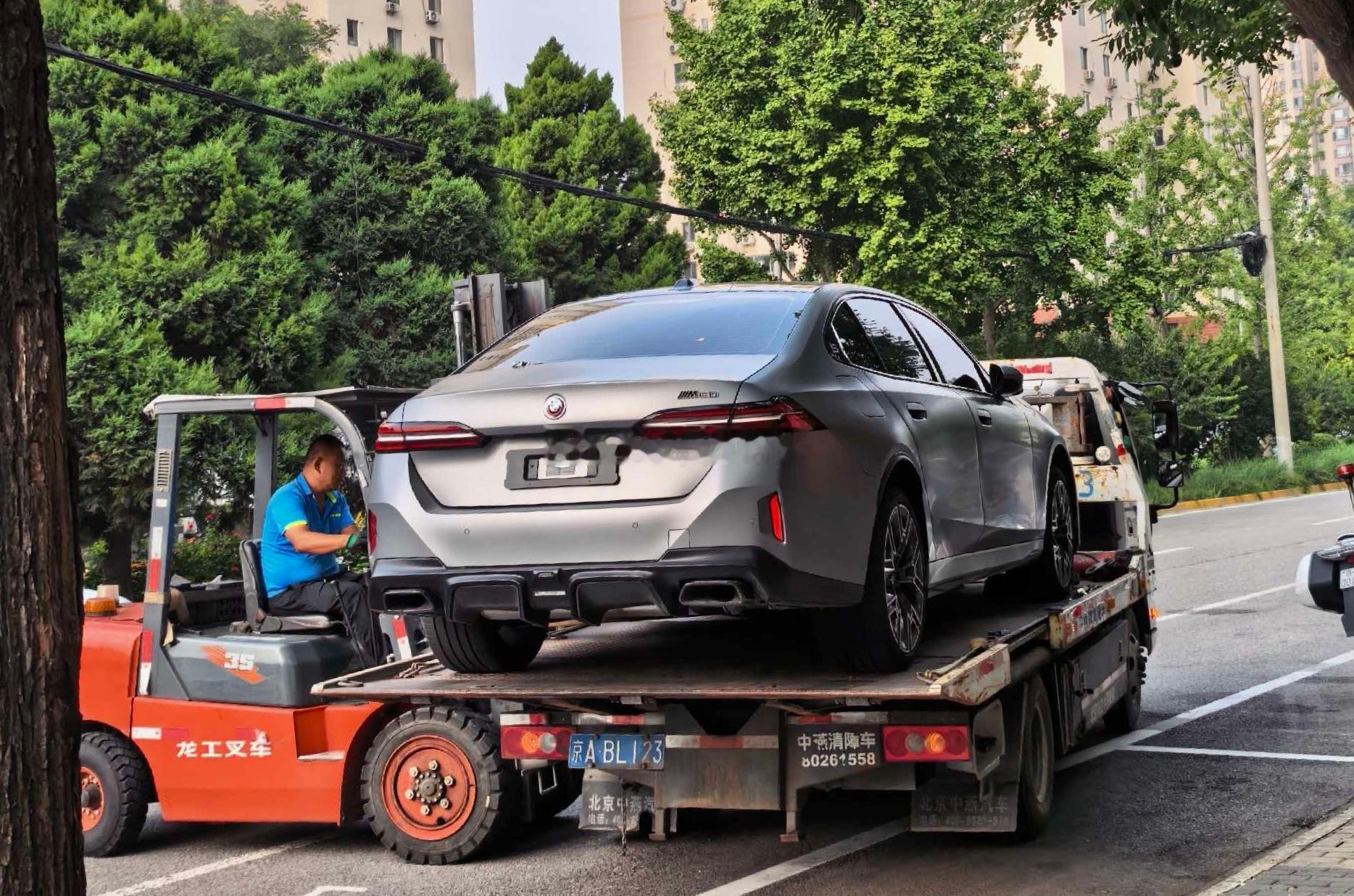 新车假临牌，呼家楼大队扣 