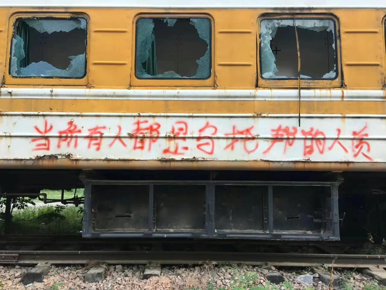 “嫉妒你”的人，才会有这4个表现
1、看见你过得好，对方就不舒服
你工作好，收入