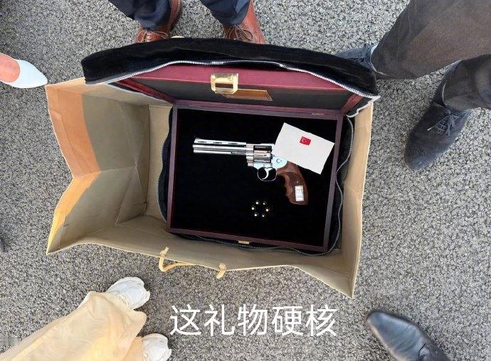 埃尔多安向出席北约峰会的所有与会领导人赠送定制刻名左轮手枪，附带实弹，堪称最出圈