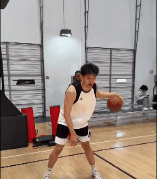 辽篮张陈治锋在美国和上海男篮偰李永炜一起接受训练师的控球训练。大张下赛季要自己独