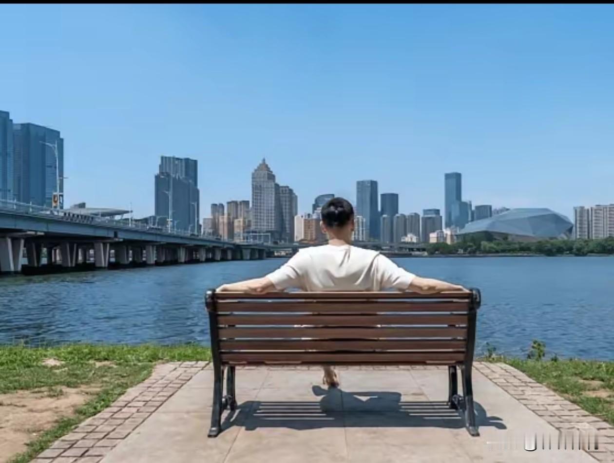 看看帅气的杨鸣指导，回到国内身体都好了，看来还是老家的空气更好啊，但是你这个红色