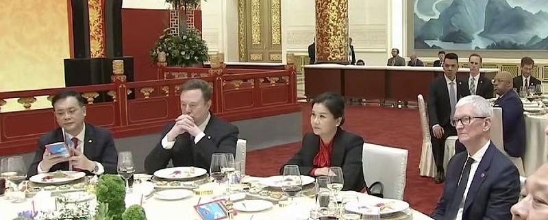 那个淡定坐在马斯克与库克“C位”中间的湖南妹子，曾是深圳最底层打工妹。从15岁辍