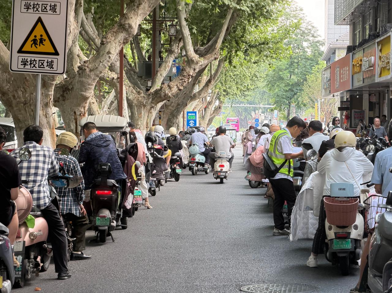 扬州两条老牌道路即将焕新！淮海路、梅岭东路沿线小区、学校密集，长年通行致使路面开