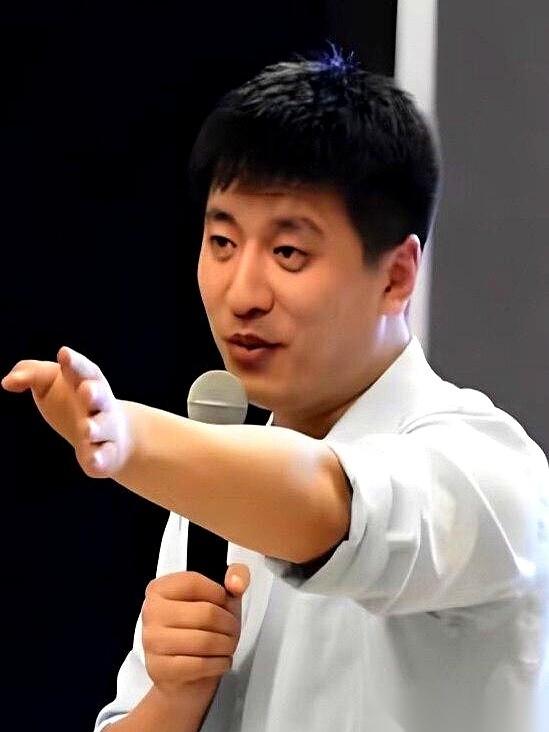 “你跑不过我，我可是跑半马的人。”
前两天，他还笑着在直播里这么怼那个提醒他嘴唇