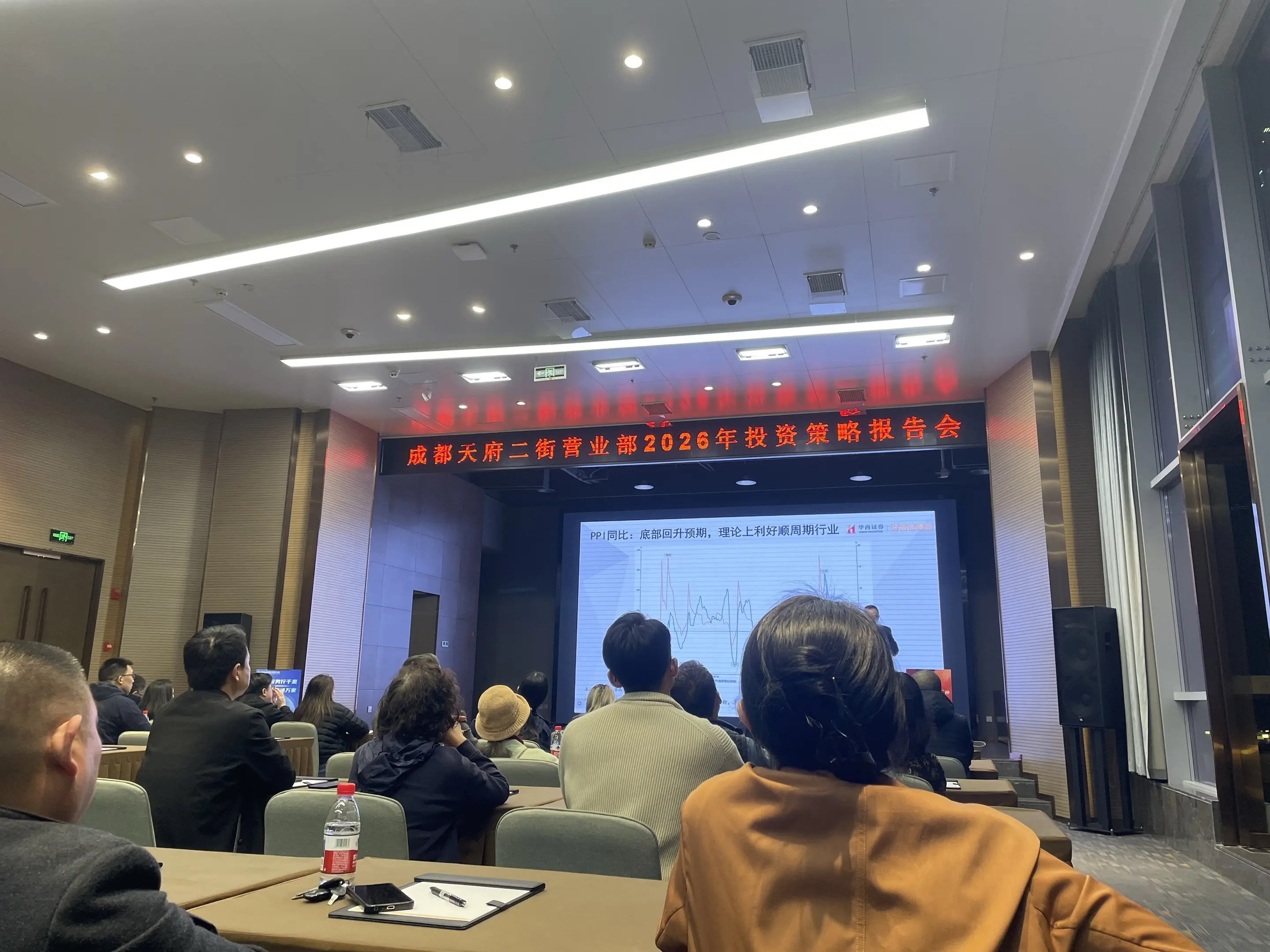 这里面全部是主力。全场唯一90后，我感觉80后都没有，感觉60多岁的居...