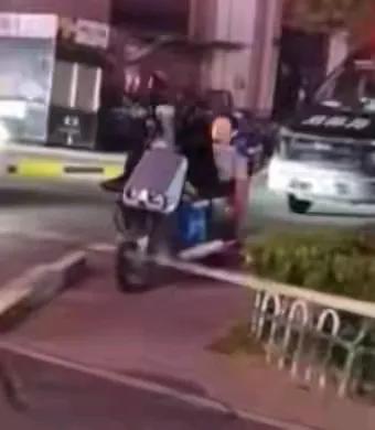 千万别把钱看得太重要！
杭州一个50多岁的外卖单王，累死在自己的电瓶车上，这样拼