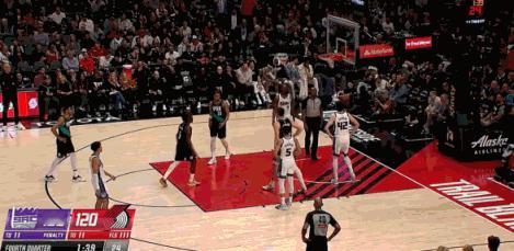 杨瀚森 杨瀚森登场，还是受到了主场球迷的全场欢呼，下赛季大展拳脚吧！杨瀚森登场受