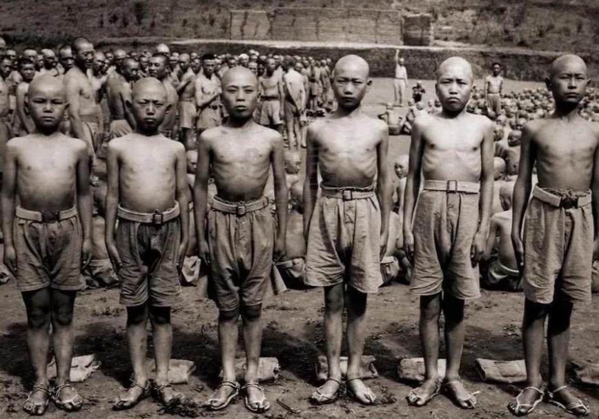 1944年，松山战役前，外国战地记者采访娃娃兵：“马上就冬天了，你穿草鞋不冷吗？