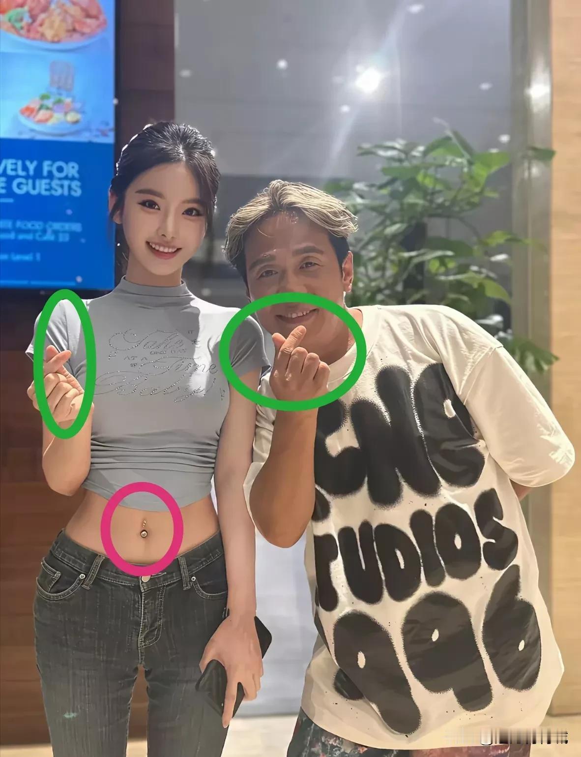 东北二人转演员宋小宝是观众朋友们喜欢的喜剧演员！和他合影留念的这美女是谁？？身材