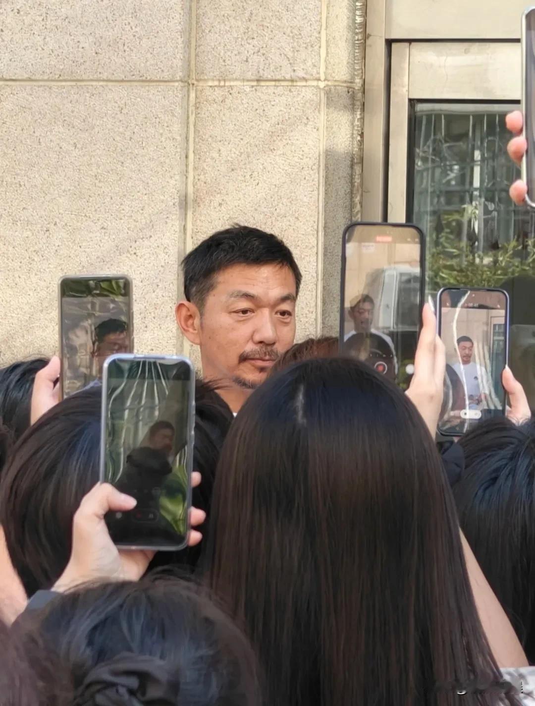 邢佳栋现身北京，这硬汉气质绝了！
他看起来个子好高，比路人高一个头，头发花白，蓄