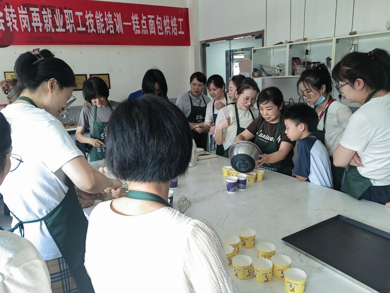 上周日，因事顺便去参加了“2026年富阳区总工会转岗再就业技能培训——糕点面包烘