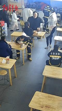 泪目了！江西高安，消防员战士通宵出警后，饥肠辘辘的他们去早餐店就餐，万万没想到，