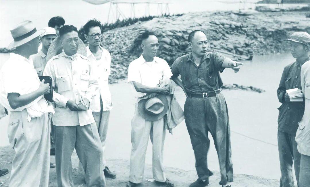 1949年7月，陈毅（右二）率赵祖康（右三）赴上海浦东高桥视察海塘修浚合龙工程。