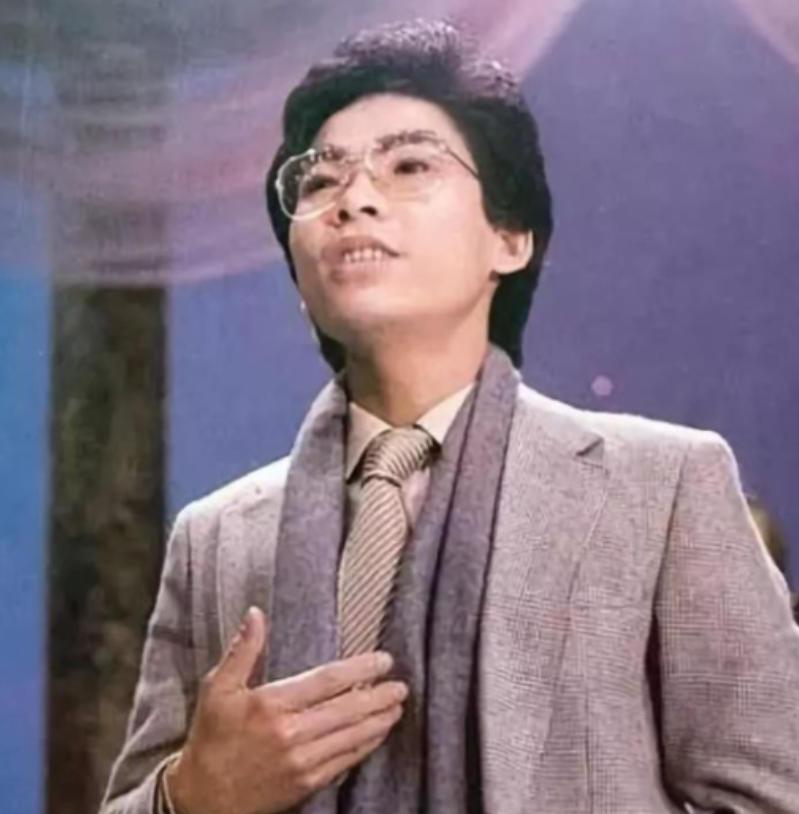 1984年，歌手张明敏得知我国举办亚运会的经费，还差了6亿的缺口时。毅然决然的卖