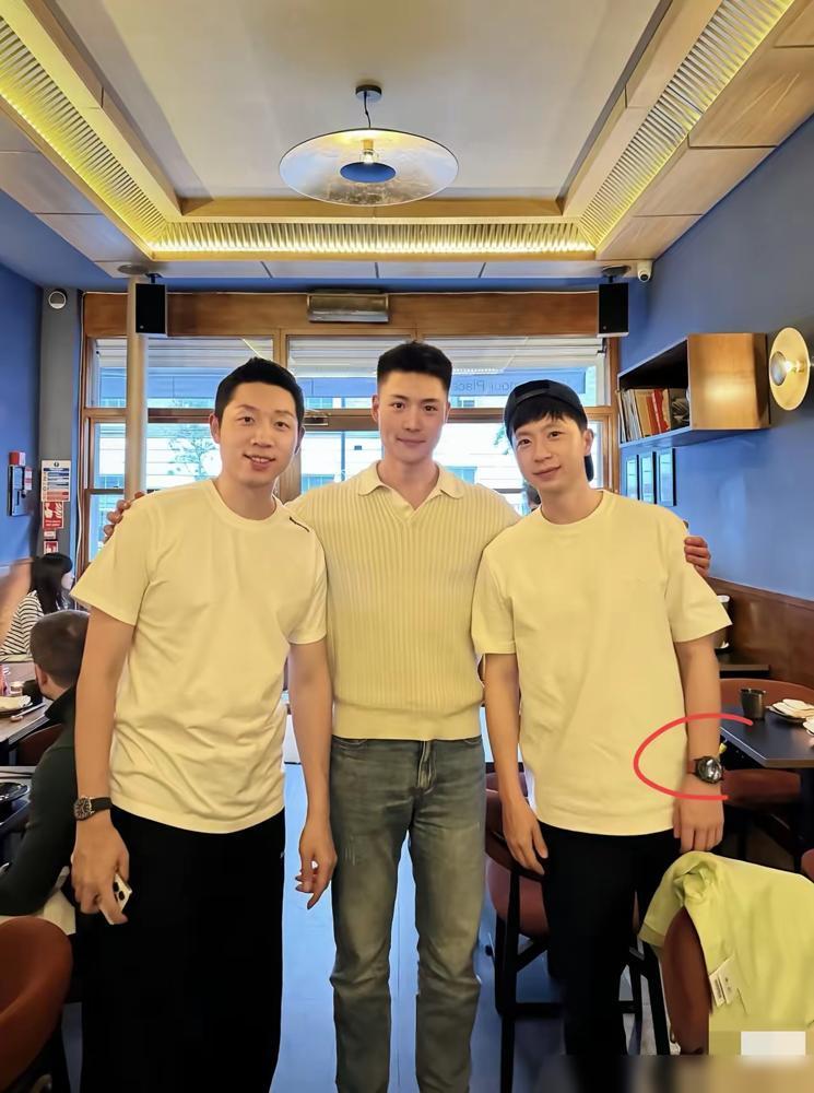 马龙手上那块表，我劝你别查价，查完心态当场就崩。 

那块是欧米茄超霸，巴黎奥运