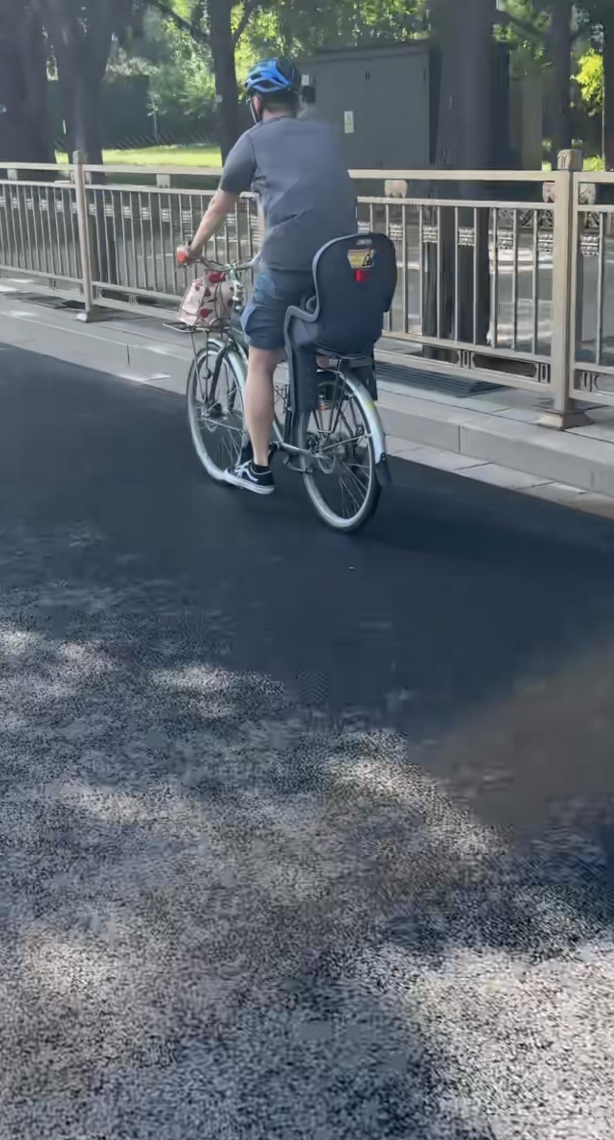 骑着很省力，感觉是电助力的，那个黑包里是电池还是工具包？这儿童座椅应该是OGK，