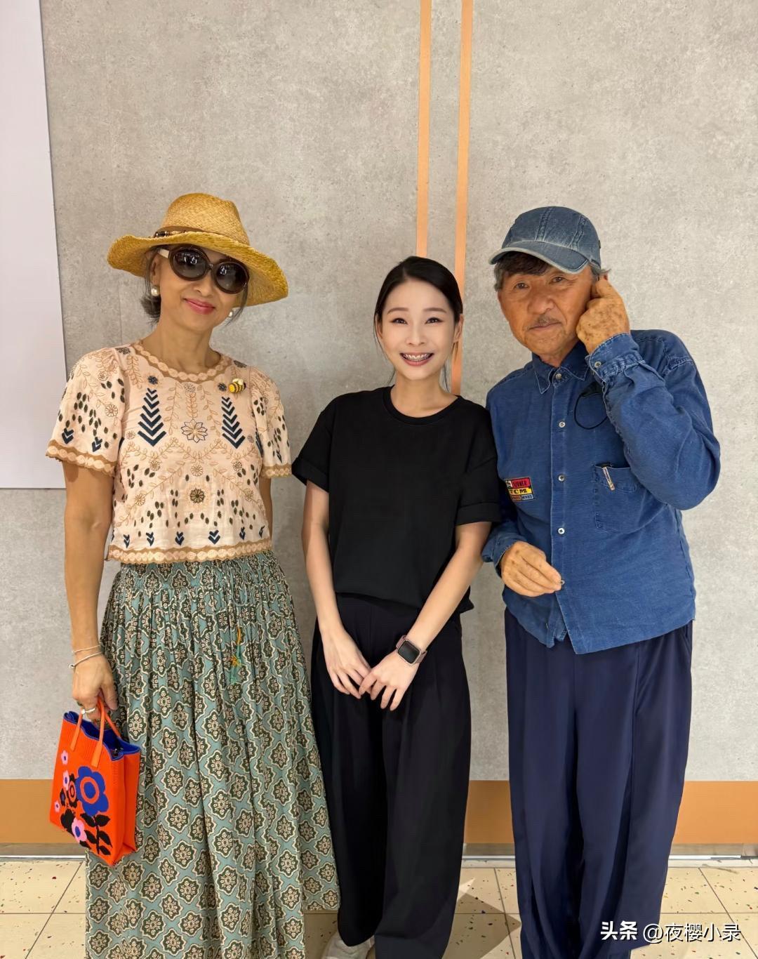 78岁林子祥和老婆叶蒨文在新加坡逛商场被偶遇，叶蒨文的打扮贵气又时尚，她现实中真