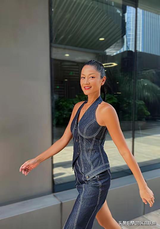 瞿颖这波翻红，真不是偶然。
 
54岁定居泰国，不医美不装嫩，晒出的照片里皮肤有