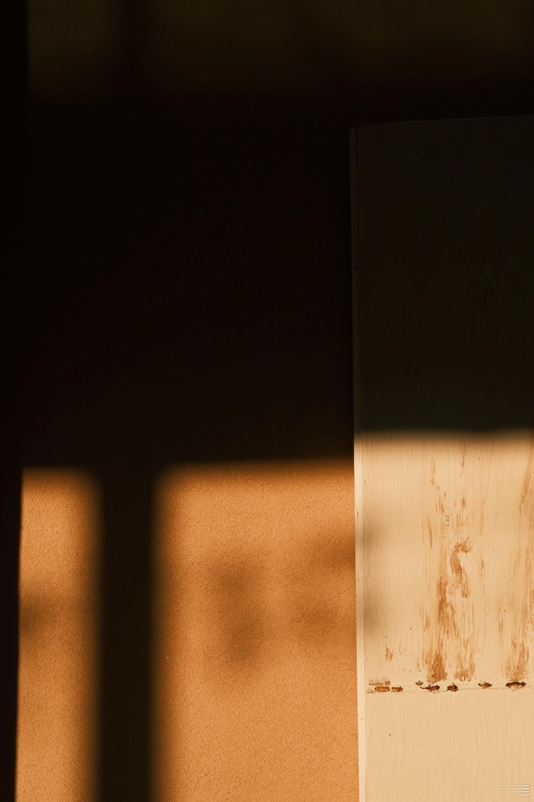 世间会告诉你，万物皆有过期的那天。别对任何关系期待太高，别总以为自己会是例外。真