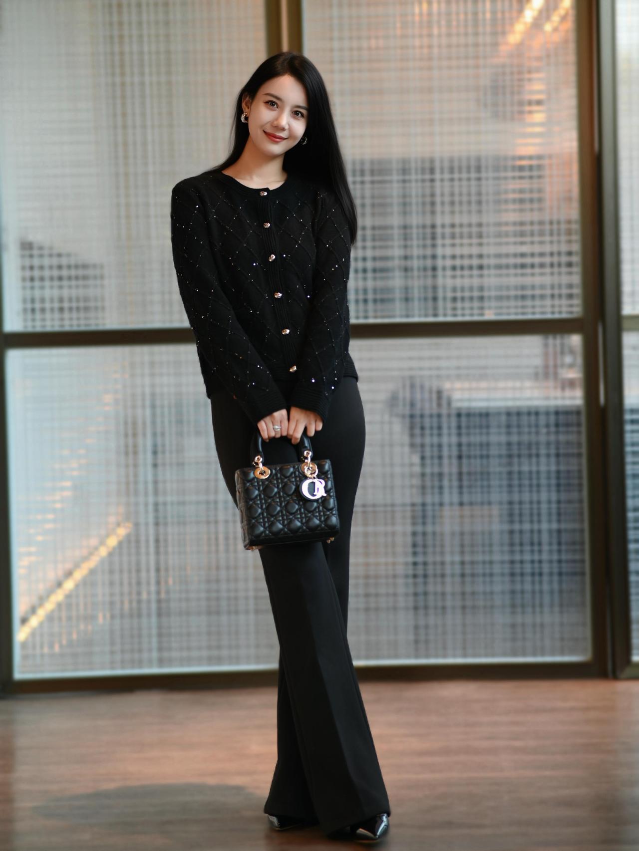 女生怎么穿搭会看上去很优雅? 女生想要穿得优雅，有些穿搭技巧很实用。
冬季选质感