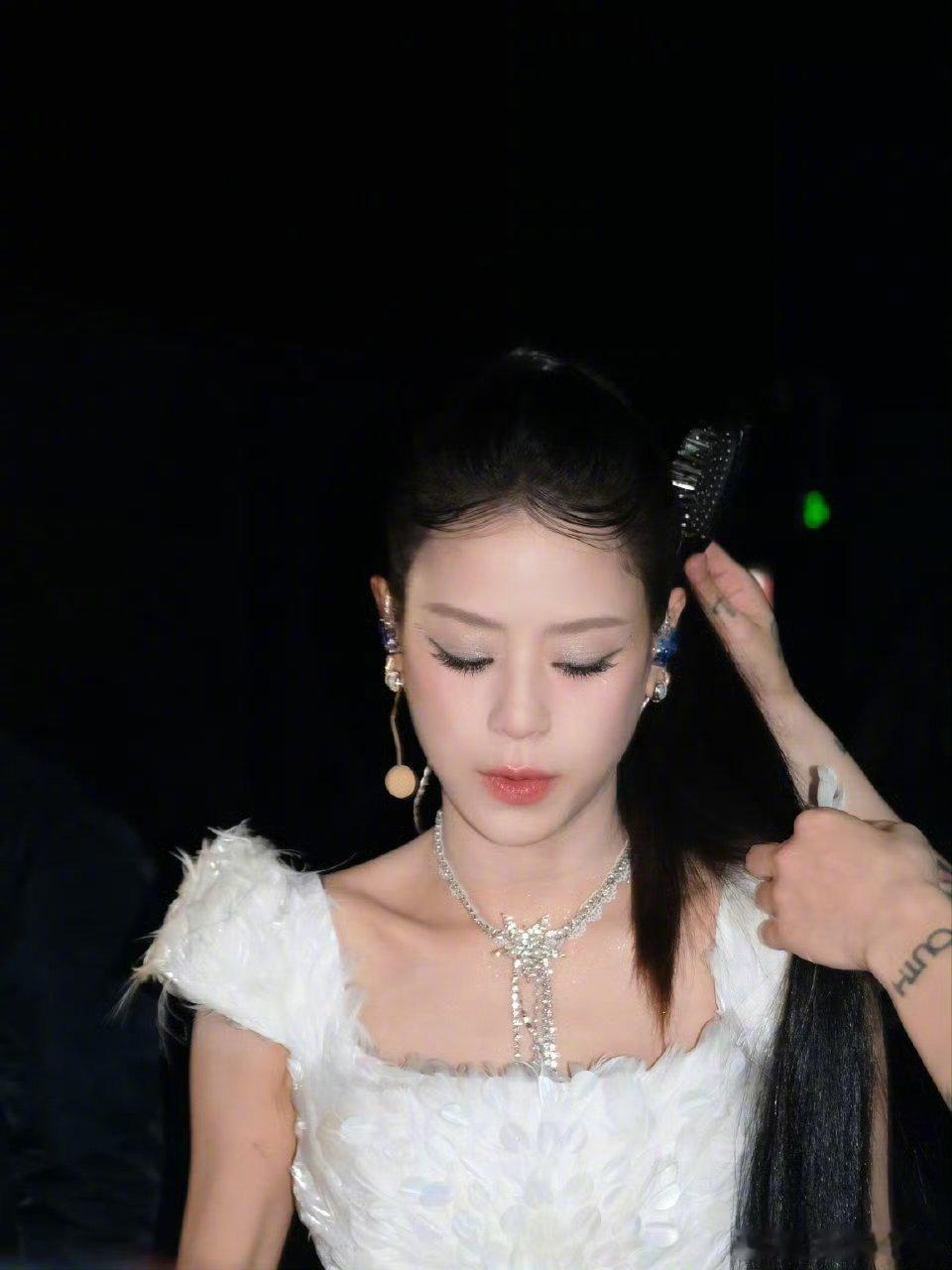 江语晨带孩子们看浪姐乘风2026 江语晨分享陪娃看浪姐日常，母子同框观看乘风二公