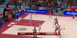 李弘权终于投进三分了，中国男篮比赛打的也不能说不好，防守拼，进攻也不是那么差，但