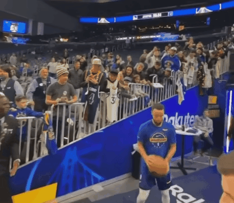 出场通道里，库里单臂用力一甩，把球稳稳投进了另一侧的篮筐，提前就显出了绝佳的手感