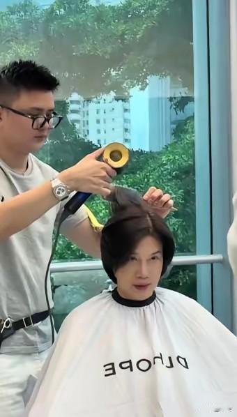 “时尚，干练就行。”董明珠理发时说的这6个字，简直是她企业管理哲学的缩影。72岁