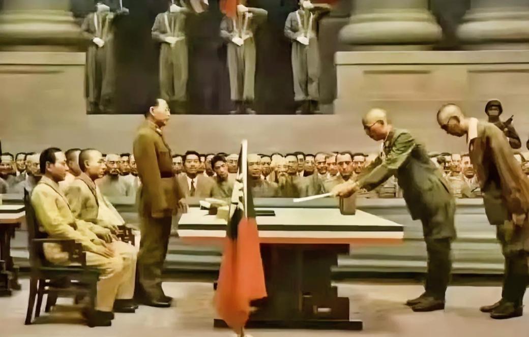 不要被油画骗了！那张日本人鞠躬的彩色油画，是二次艺术加工，而真正的投降场景，早被