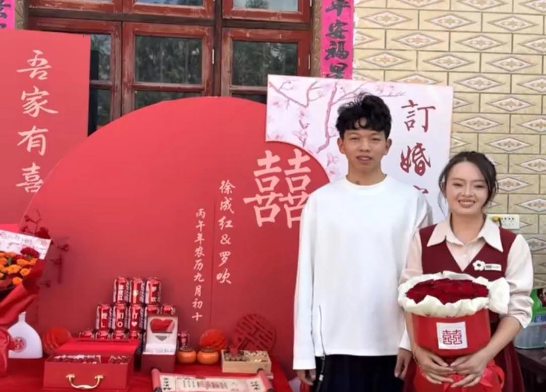 有人问：是小小徐结婚，他原先的亲妈会到场吗？大概率是不会的，不是因为不知道这事，