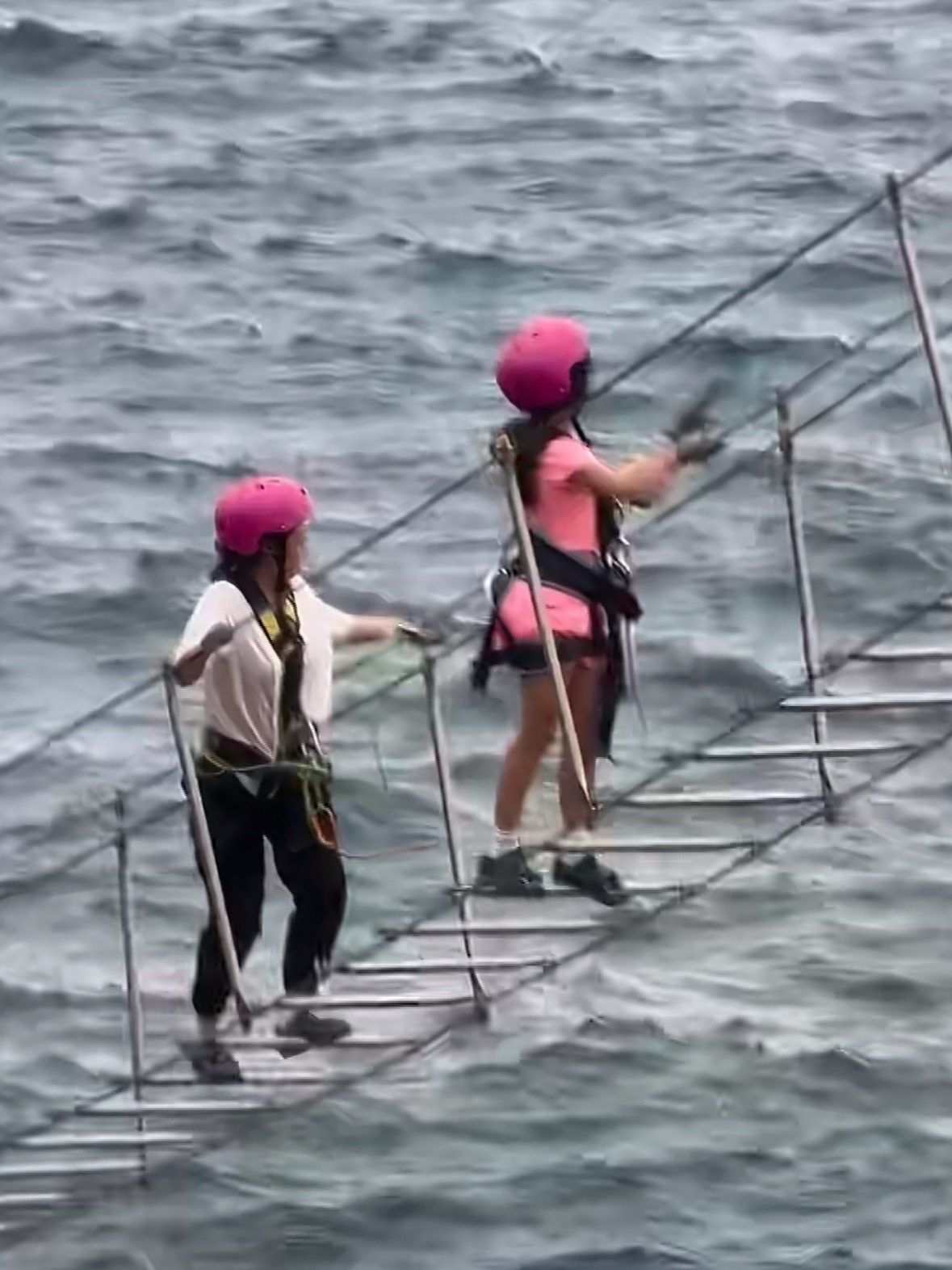 章子怡带女儿玩飞拉达 有网友在三亚偶遇章子怡带着女儿玩飞拉达～ 